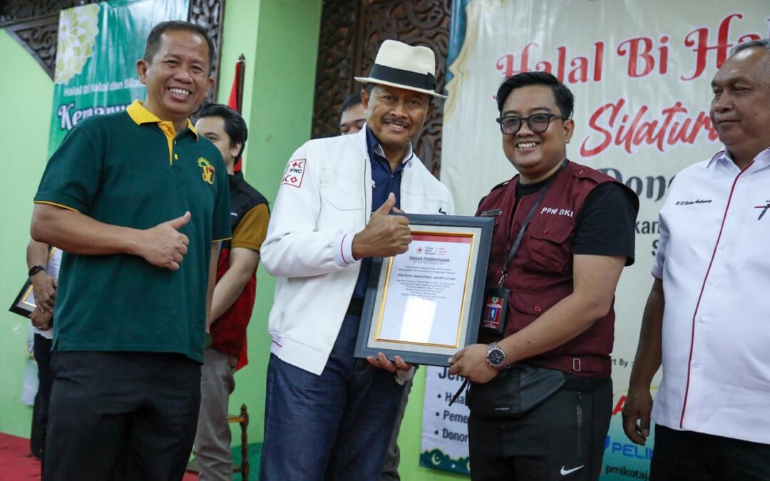 Ketua DPD PPNI Jakarta Utara Terima Penghargaan dari Wakil Ketua Umum PMI Pusat